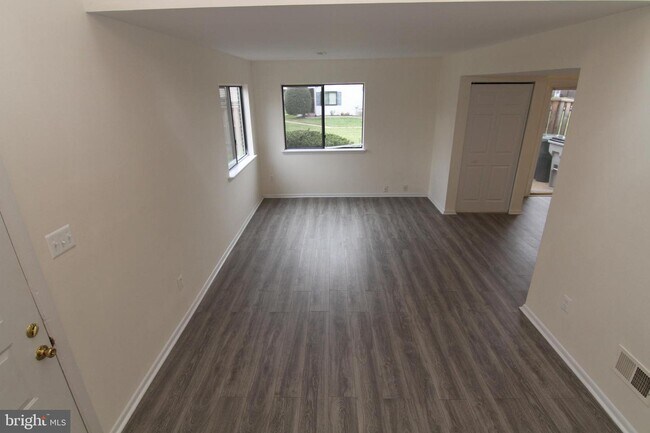 Building Photo - 9008 Sandalwood Dr