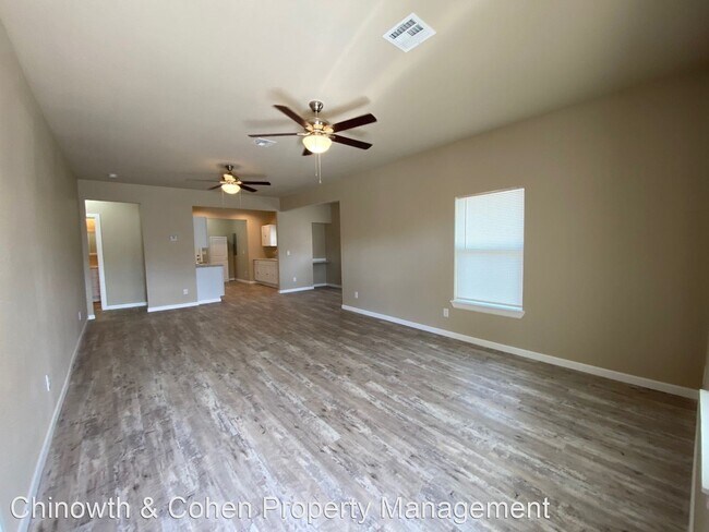 Building Photo - 3 br, 1 bath House - 2547 E 10th St