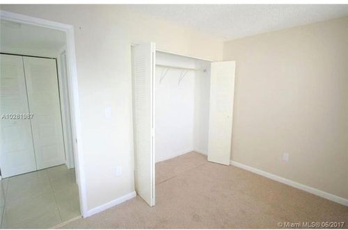 Foto del edificio - 9844 Nob Hill Ln