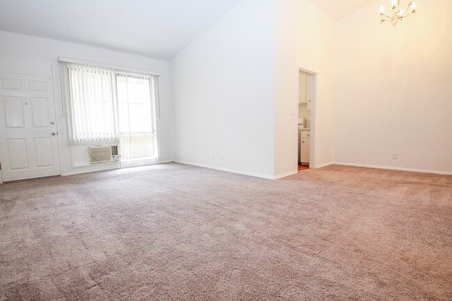Building Photo - 333 S Rexford Dr