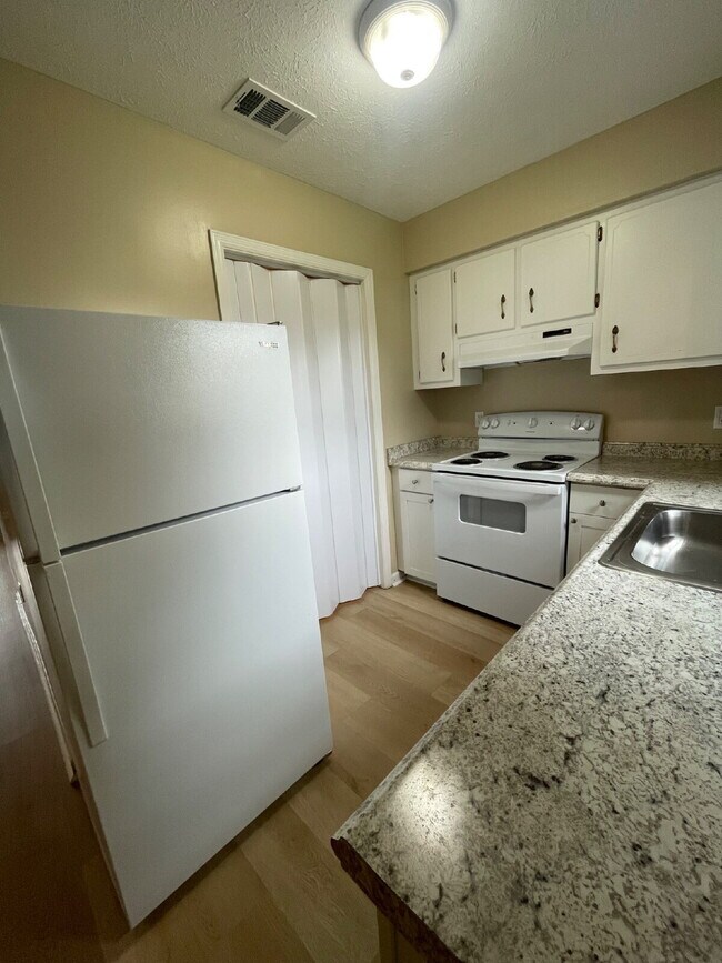 Building Photo - 2/1.5 Townhouse, Fenced Backyard, Located ...