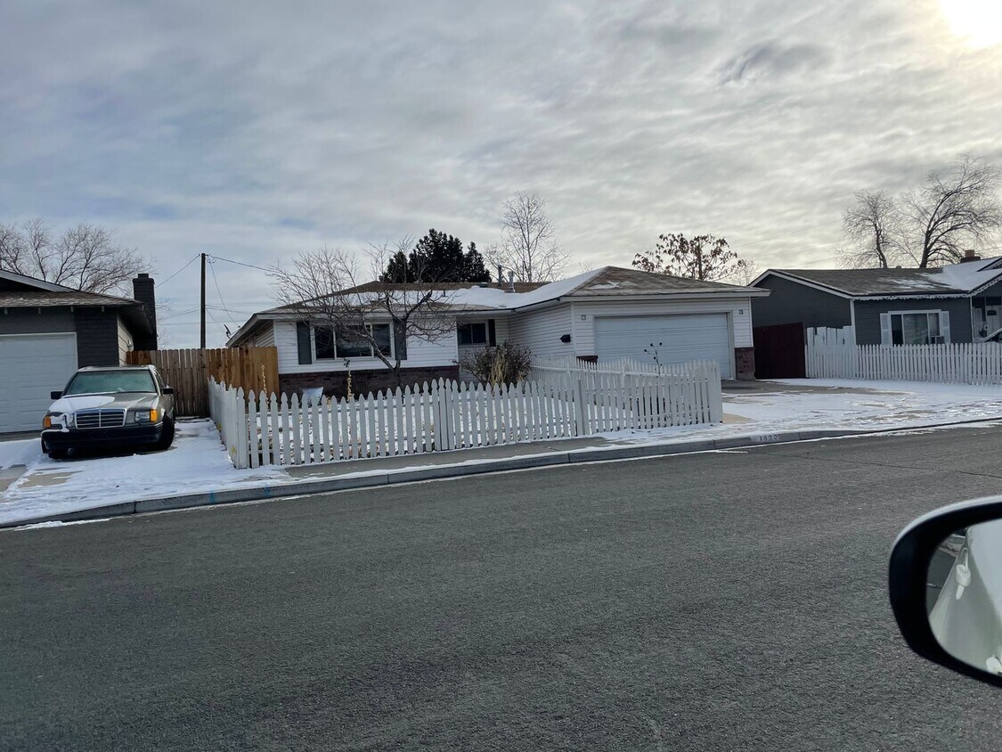 Primary Photo - 4 Bedroom 2 bath 2 car garage