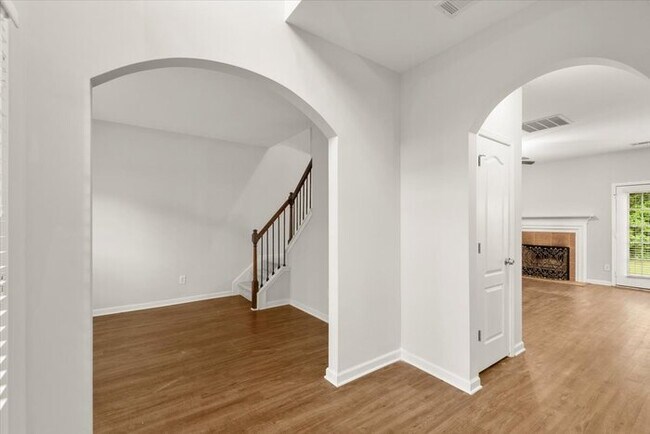 Building Photo - 5 Bedroom in Buford. Great School