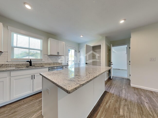 Foto del edificio - 213 Wooded Ridge Dr