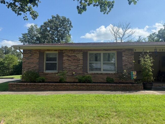 Building Photo - 1121 Woodside Dr