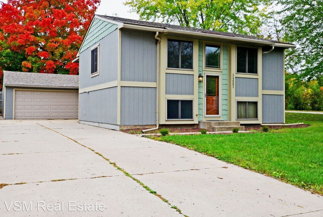 3 br, 1.5 bath House 112501 E Scott Ln House Rental in Chaska, MN