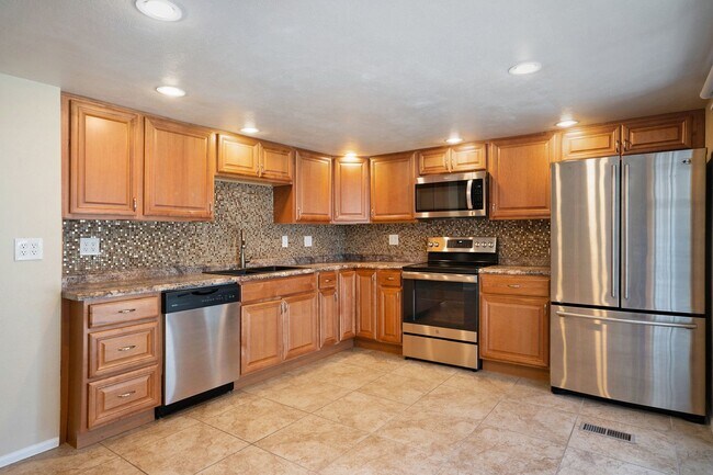 Building Photo - 3 Bedroom Townhouse in School District #12...