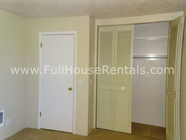 Building Photo - 825 Stephens Dr