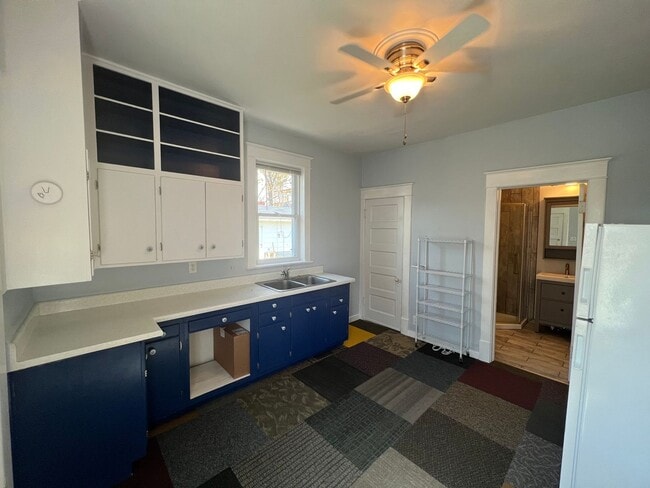 Building Photo - AVAILABLE JUNE - Perfect 2 Bed 1 Bath In Hillside Neighborhood