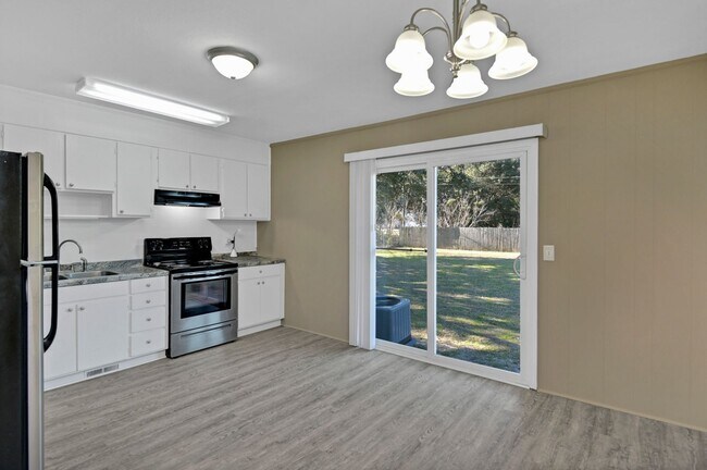Foto del edificio - 3 bedroom home, with a fully fenced yard f...