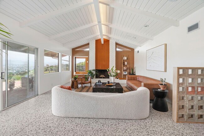 Foto del edificio - 4260 S Cloverdale Ave