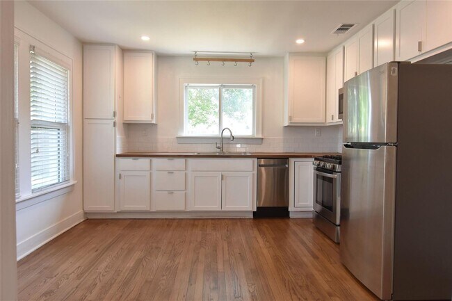 Foto del edificio - Darling 2 bedroom 1 bath brick cottage Tudor.