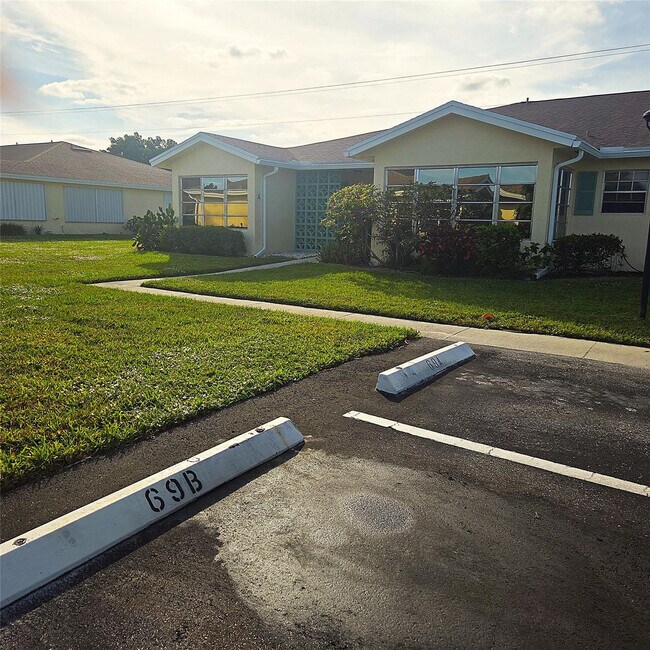 Foto del edificio - 5385 Lakefront Blvd