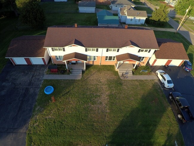Building Photo - 2 Bedroom, 1.5 Bath Townhouse w/Garage in ...