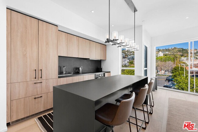 Foto del edificio - 1030 N Kings Rd