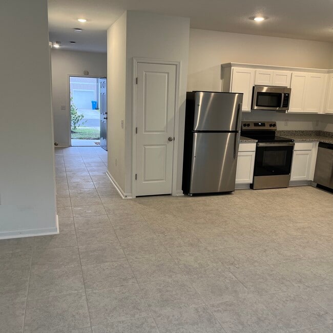 Cocina y entrada - 3403 Vesara Dr