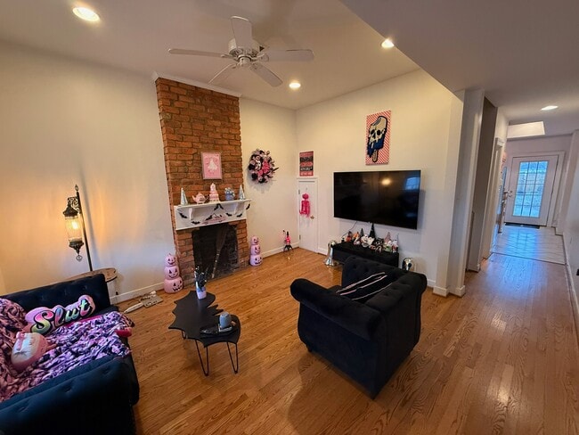 Building Photo - 1513 W Cary St