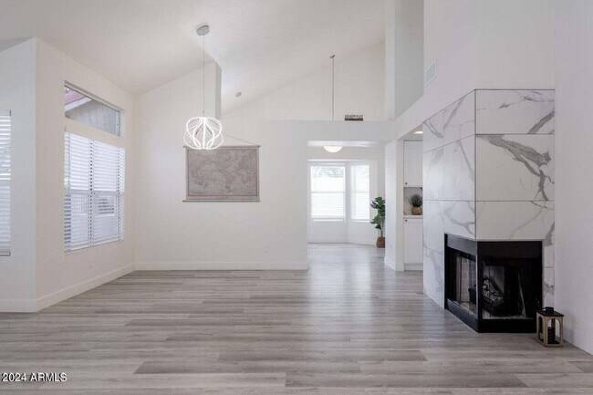 Building Photo - 3247 E Wildwood Dr