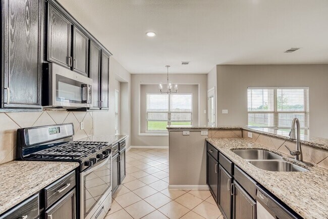 Foto del edificio - 5102 Lagoon Ct