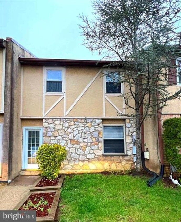 Foto principal - Beautiful fully renovated Townhomw 3 beds ...