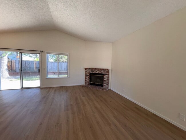 Building Photo - 1006 Longspur Dr