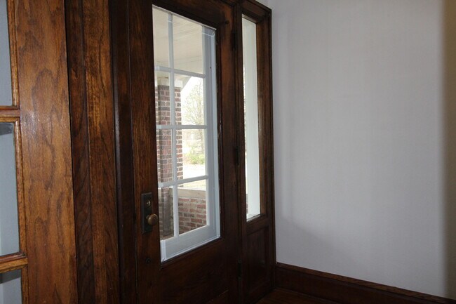 Building Photo - 5219 S Lakeshore Dr
