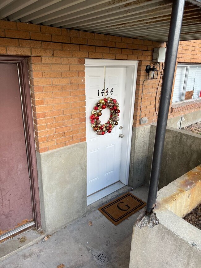 Building Photo - 2 Bedroom Apartment -2023 remodel New paint, flooring, and granite countertops