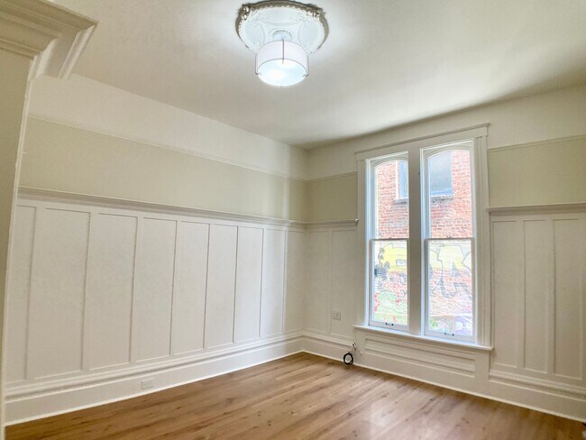 Foto del edificio - FULL FLOOR FLAT! Bay Windows, IN-UNIT LAUN...