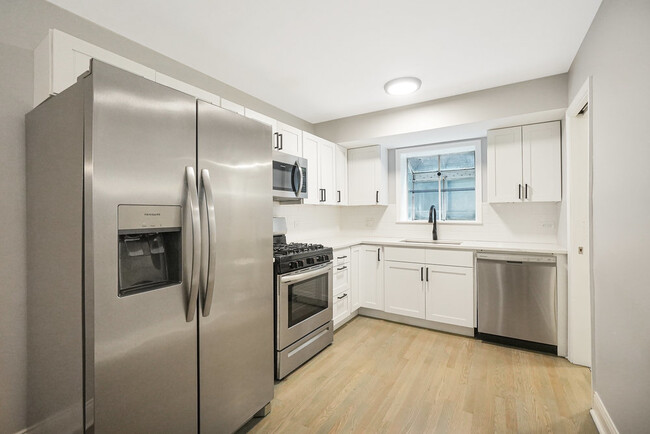 Building Photo - 1512 W Diversey Pky