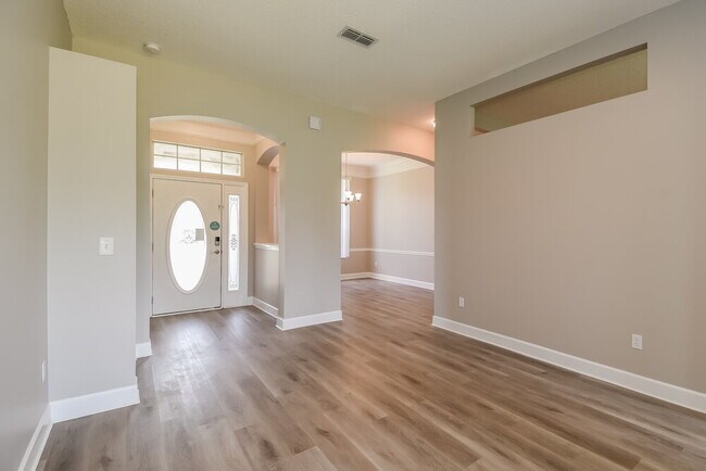 Building Photo - 1514 Falkland Rd E
