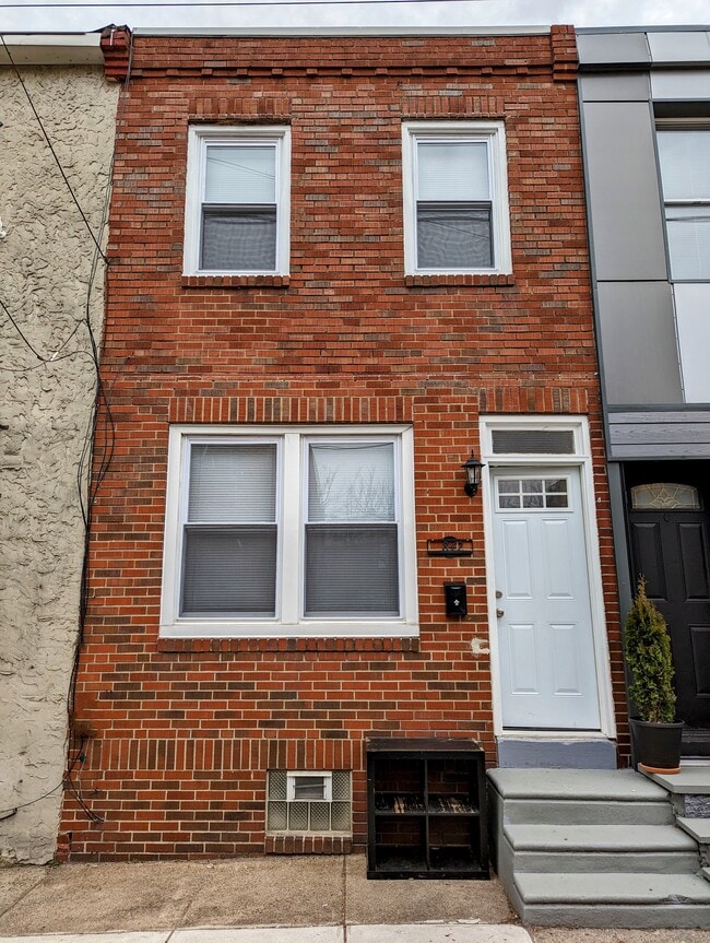 Facade - 1842 E Hazzard St