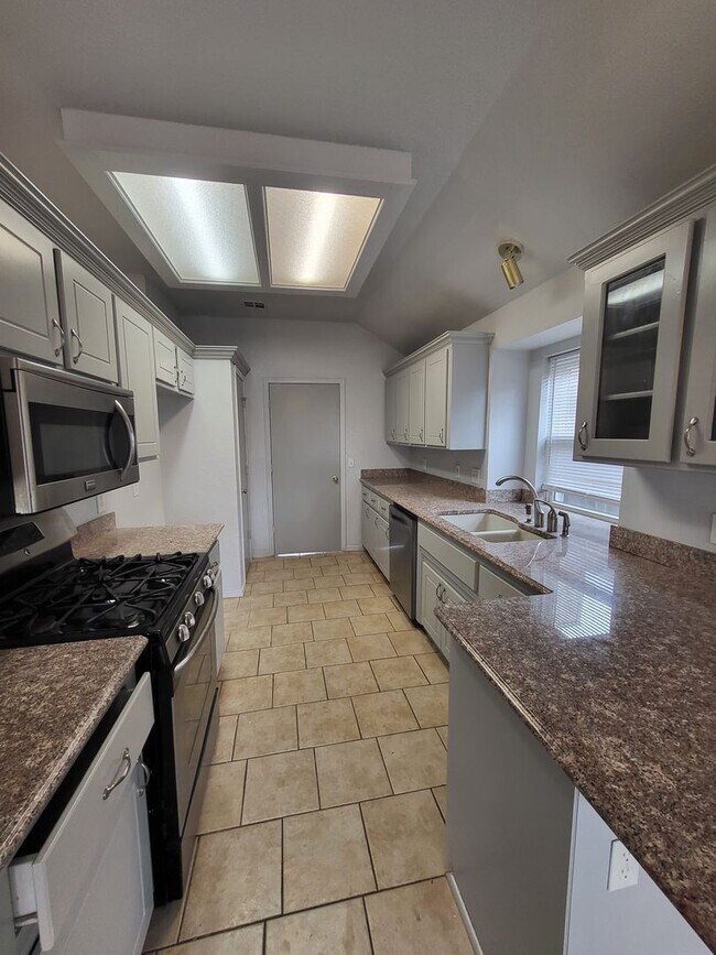 Foto del edificio - (3) Bed/(2) Bath in SW OKC/Moore Avail NOW...