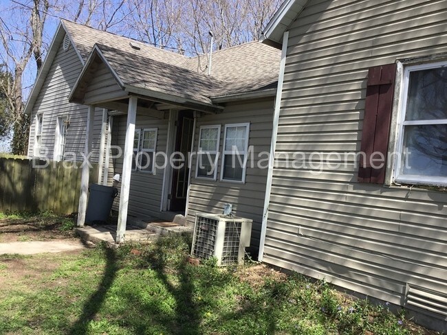 Building Photo - Home in Clever across from the High School!