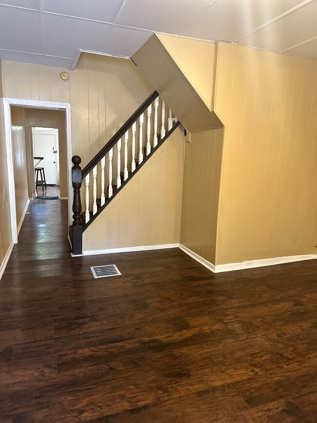 Building Photo - Spacious Home for Rent! W/D Hook-Up! Available Now!