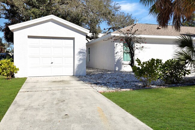 Foto del edificio - Remodeled 4BR Home Near Downtown Sarasota