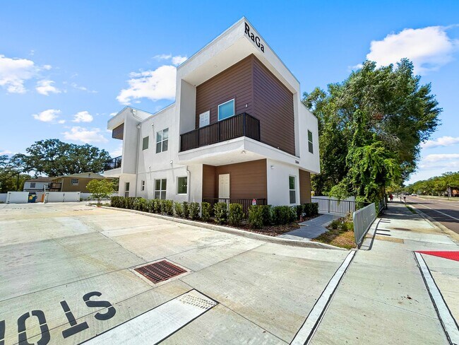 Building Photo - Furnished 3BR Townhouse with Flexible Room Rentals – Prime Tampa Location Near USF & Hospitals