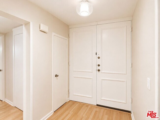 Foto del edificio - 5870 Green Valley Cir