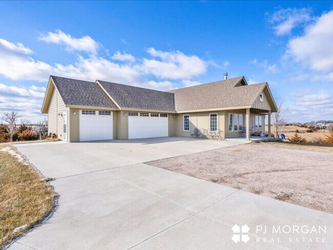 Foto del edificio - Tucked Away Yet Close to It All-Beautiful Elkhorn Rental has it all!