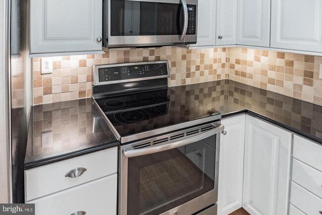 Building Photo - 46 Stonehurst Ct