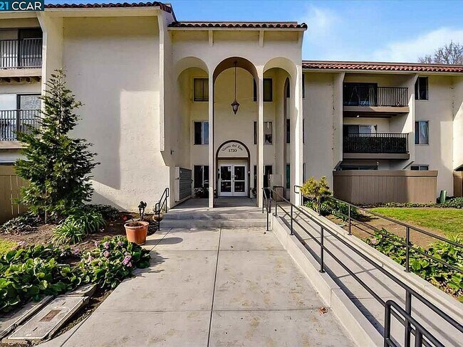 Building Photo - 1720 Halford Ave