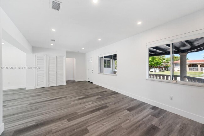 Foto del edificio - 2721 SW 29th Ct