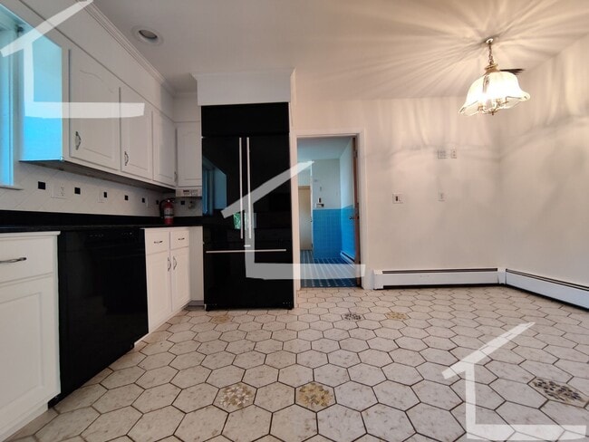 Foto del edificio - The possibilities are endless in this Huge...