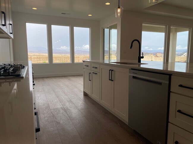 Foto del edificio - Desert Color Home with Great Views & LAGOON ACCESS!!