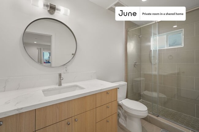 Building Photo - Private bedroom in 5 bed/5 bath Home