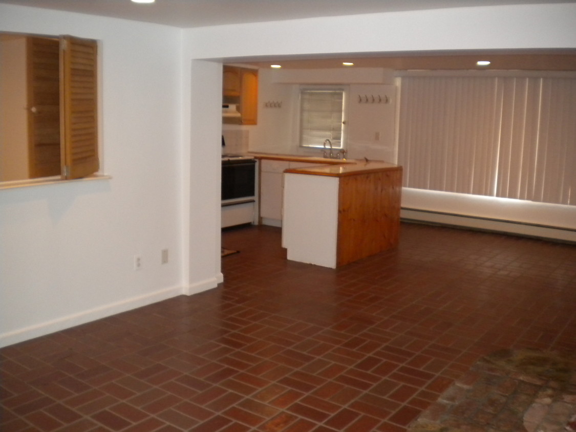 KITCHEN, LIVING ROOM - 173 Wolfpit Ave