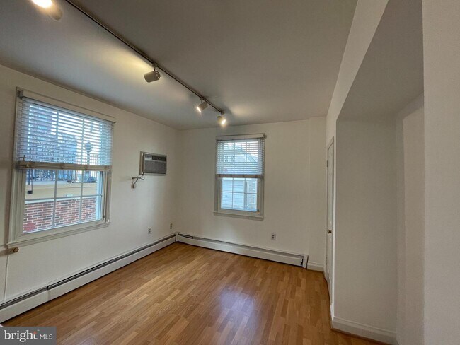 Building Photo - 1828 Riggs Pl NW
