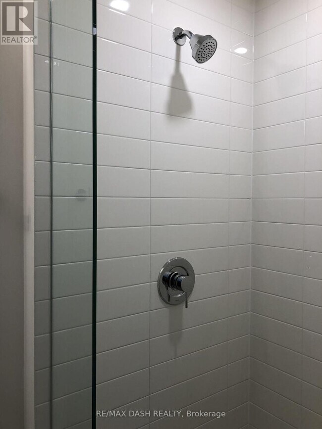 Photo du bâtiment - 576 Front St W