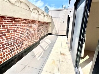 Private Balcony - 121 Portland St