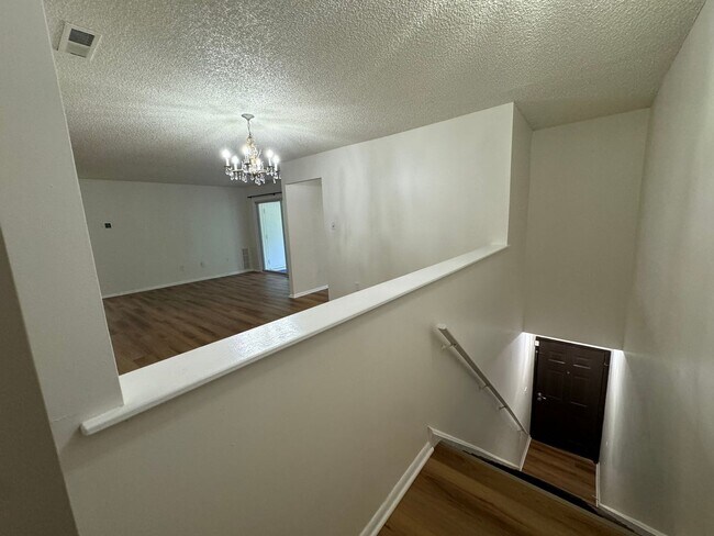 Foto del edificio - TWO BEDROOM TOWNHOME