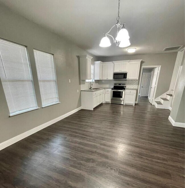 Building Photo - 908 W Waggoman St